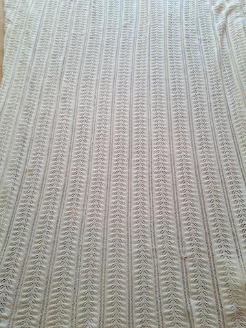 Handgebreide sprei roomkleurig beschikbaar voor biedingen
