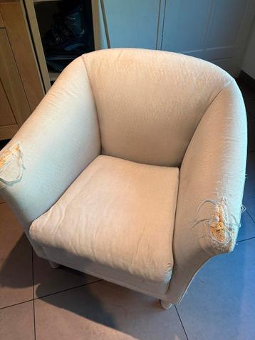 Licht blauwe fauteuil beschikbaar voor biedingen