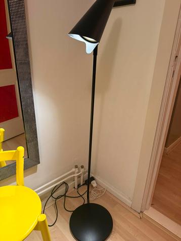 Vloerlamp beschikbaar voor biedingen