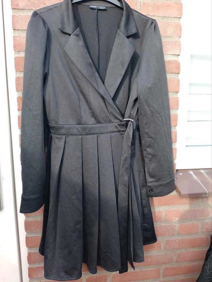 Nieuw! Moderne plooien jurk van SHEIN, 40 zwart, Kleding | Dames, Jurken, Nieuw, Maat 38/40 (M), Zwart, Boven de knie, Verzenden