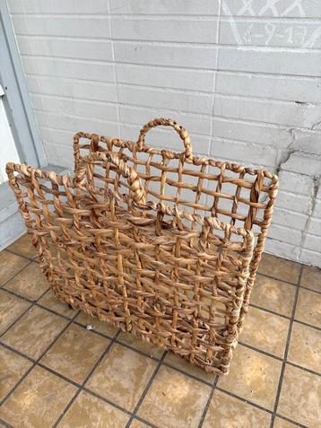 Rotan tijdschriftenmand beschikbaar voor biedingen
