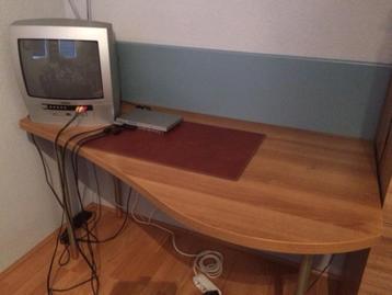 Bureau(notenhout) met achterwand in blauw of geel (50 euro) beschikbaar voor biedingen