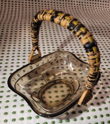 Art deco bonbonschaaltje bruin glas rieten hengsel.  beschikbaar voor biedingen