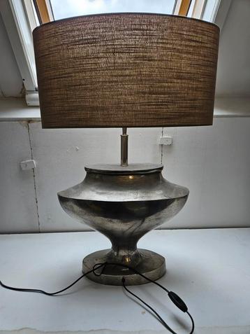 Grote geborsteld stalen lamp met ovale kap.