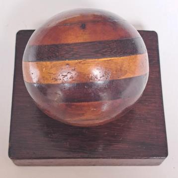 Oude houten bal op voet beschikbaar voor biedingen