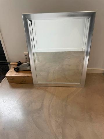 Spiegel 70 x 90  zilvere omlijsting  beschikbaar voor biedingen