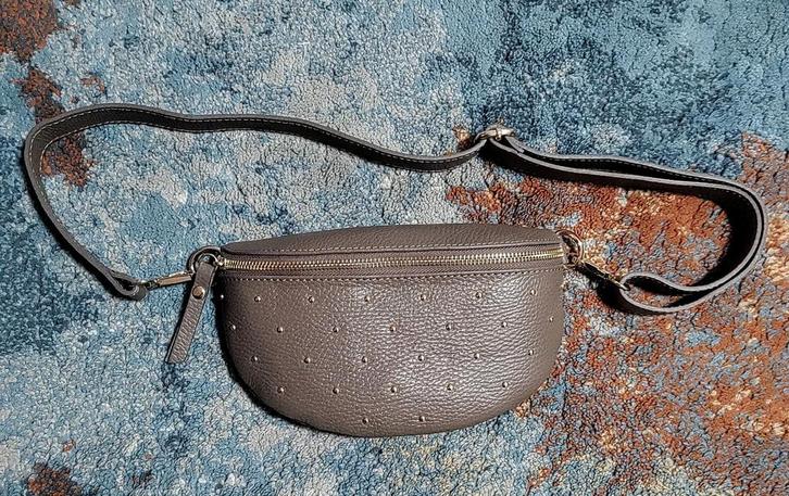 Italiaanse leer schoudertas - heuptas studs gratis verzenden, Sieraden, Tassen en Uiterlijk, Tassen | Schoudertassen, Zo goed als nieuw