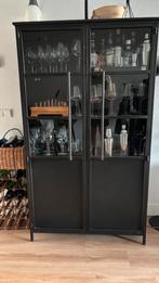 Zwarte metalen vitrinekast in goede staat, Huis en Inrichting, Ophalen, 50 tot 100 cm, 150 tot 200 cm, 25 tot 50 cm