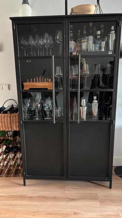 Zwarte metalen vitrinekast in goede staat, Huis en Inrichting, Kasten | Vitrinekasten, Zo goed als nieuw, 150 tot 200 cm, 50 tot 100 cm