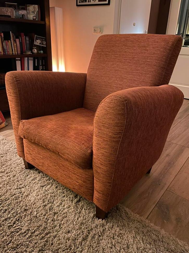 Comfortabele fauteuil in stofkleur roest met poot kersen., Huis en Inrichting, Fauteuils, Zo goed als nieuw, Hout, Stof, 75 tot 100 cm