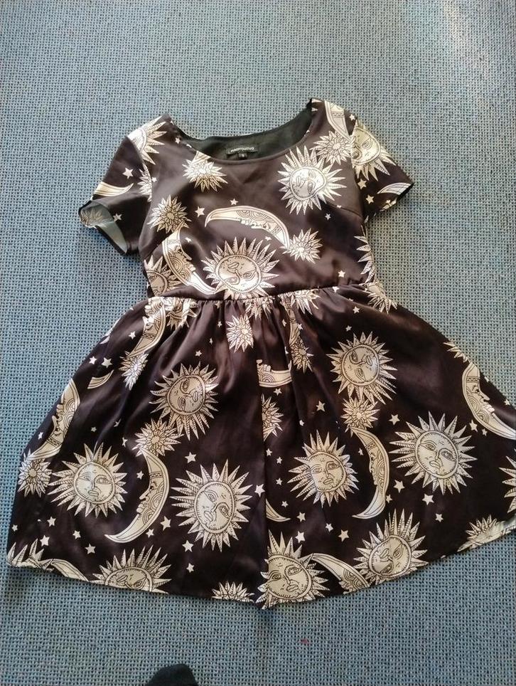 Feestelijke jurk met maan en zon print, maat M, Kleding | Dames, Jurken, Nieuw, Maat 38/40 (M), Zwart, Boven de knie, Ophalen of Verzenden