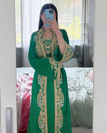 Elegante Groene Takchita met Gouden Borduursel beschikbaar voor biedingen