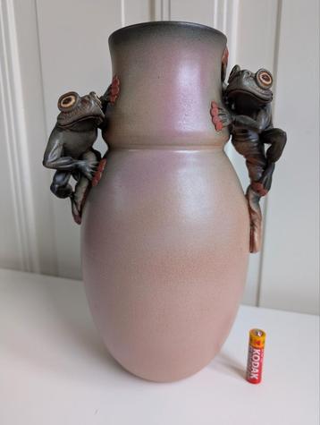 Joop Cock (1948-) Keramische vaas twee kikkers H 29 cm beschikbaar voor biedingen