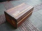 Te koop oude kist of koffer van hout met staal afgewerkt, Ophalen, Overige materialen, Gebruikt, 70 cm of meer