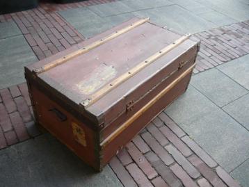 Te koop oude kist of koffer van hout met staal afgewerkt beschikbaar voor biedingen