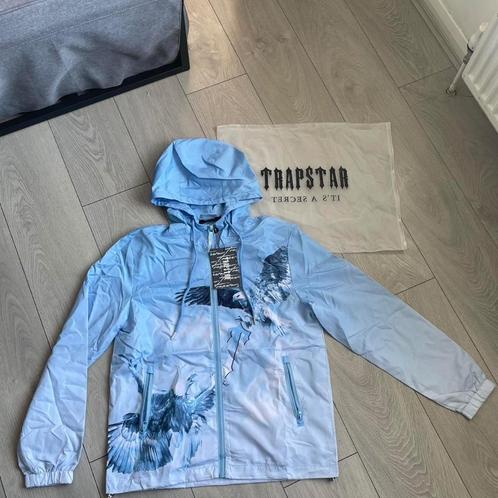 Trapstar Windbreaker Jas – Lichtblauw met Eagle Print – Nieu, Kleding | Heren, Jassen | Zomer, Nieuw, Maat 56/58 (XL), Blauw, Verzenden