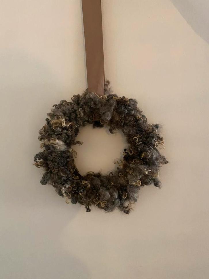 Handgemaakte wollen krans - Rustieke decoratie, Huis en Inrichting, Woonaccessoires | Kransen, Nieuw, Ophalen of Verzenden