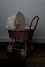 Rotan poppenwagen met stoffen kap, Kinderen en Baby's, Speelgoed | Poppen, Ophalen, Zo goed als nieuw, Babypop