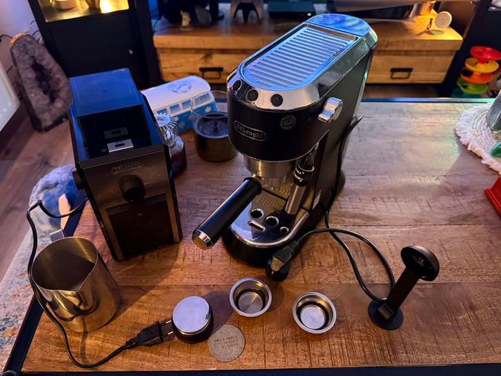 DeLonghi Dedica EC685 + kofiemolen en accesoires, Witgoed en Apparatuur, Koffiezetapparaten, Gebruikt, Gemalen koffie, Espresso apparaat