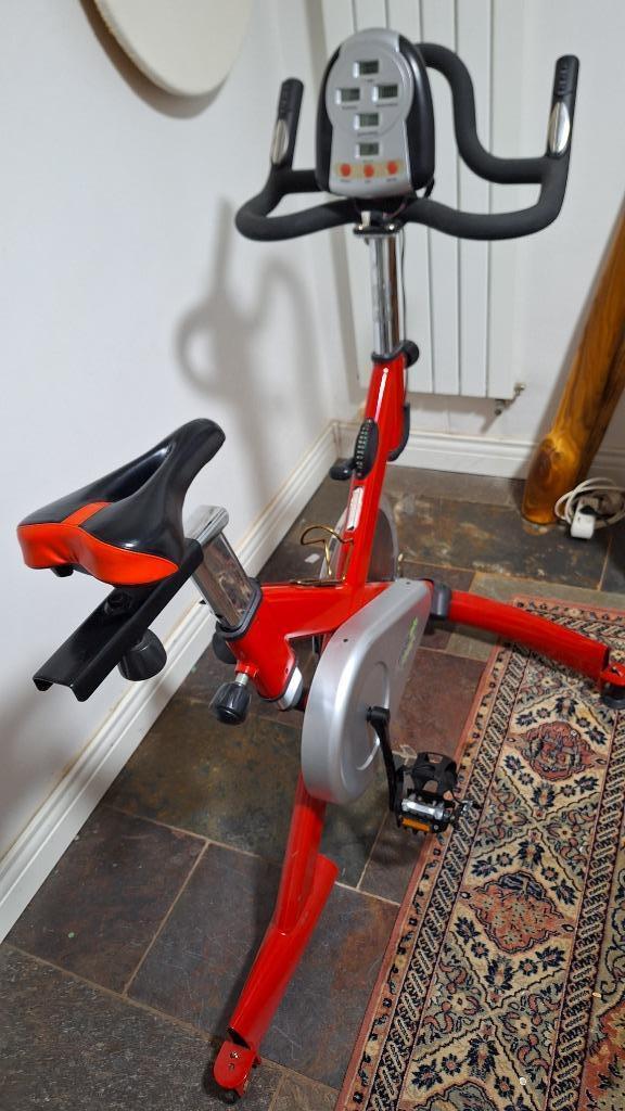 Fijne spinningfiets - hometrainer, Sport en Fitness, Fitnessapparatuur, Zo goed als nieuw, Spinningfiets, Metaal, Ophalen