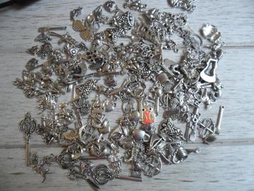 300 charms voor leuk prijsje!  beschikbaar voor biedingen