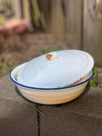 Emaille, creme en wit beschikbaar voor biedingen