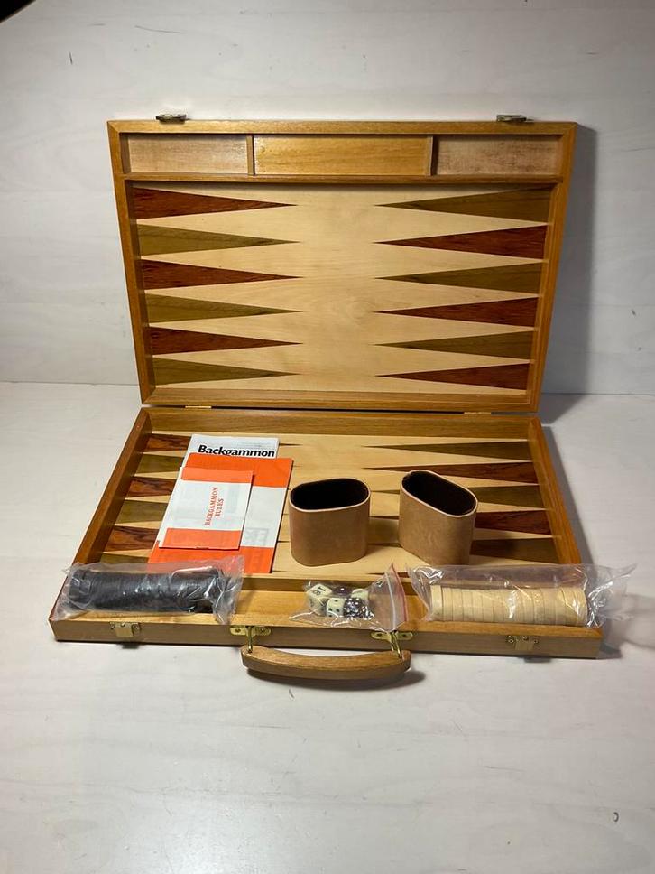 Revanche Backgammon ingelegd hout in houten koffer NIEUW, Hobby en Vrije tijd, Gezelschapsspellen | Bordspellen, Nieuw, Een of twee spelers