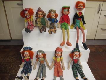 Verzameling vintage oude clown poppen met lange beentjes beschikbaar voor biedingen