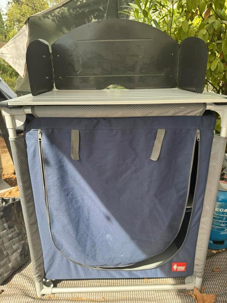 Red Wood campingkast / kookkast, Caravans en Kamperen, Kampeermeubelen, Zo goed als nieuw, Campingkast, Ophalen