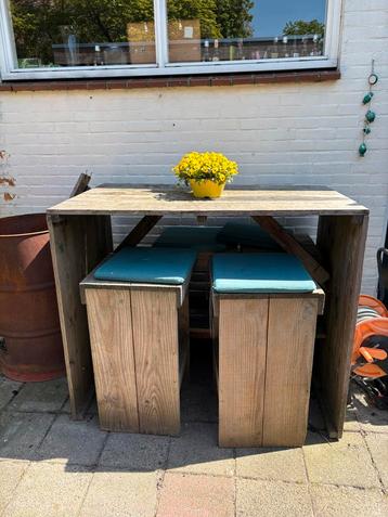 Bartafel tuin met 4 krukken beschikbaar voor biedingen