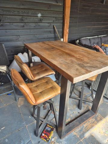 Mooie bar tafel incl 4 industriele krukken beschikbaar voor biedingen