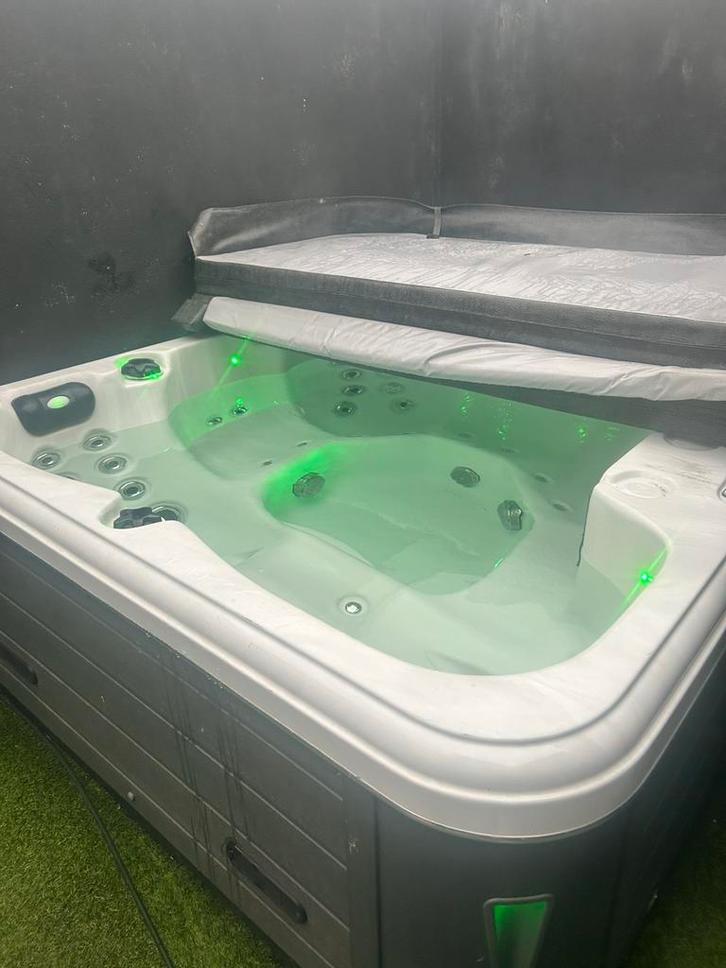 Jacuzzi zo goed als nieuw!, Tuin en Terras, Bubbelbaden en Hottubs, Zo goed als nieuw, Ophalen