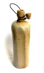 19e eeuwse achtkantige Beugelfles steengoed dop bodemvondst, Ophalen of Verzenden