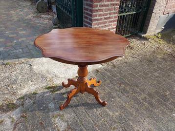 Biedermeier mahonie ovaal geschulpte bijzettafel. beschikbaar voor biedingen