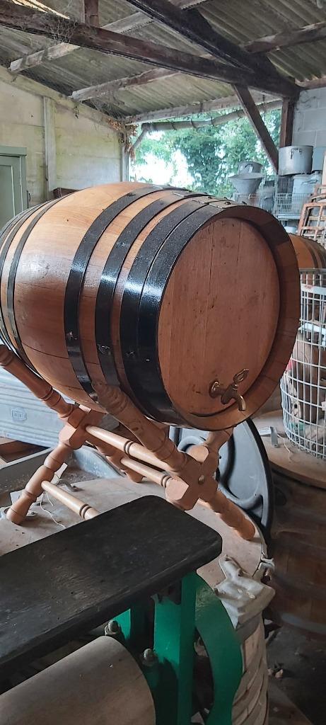Houten Vat op Standaard - Perfect voor Decoratief Gebruik, Antiek en Kunst, Curiosa en Brocante, Ophalen