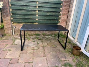 GRATIS AF TE HALEN - Stalen eettafel 