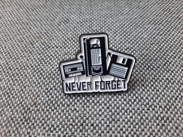 1 leuke pin met de tekst - Never Forget - te koop beschikbaar voor biedingen