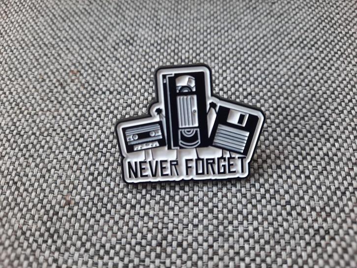 1 leuke pin met de tekst - Never Forget - te koop, Verzamelen, Speldjes, Pins en Buttons, Nieuw, Speldje of Pin, Overige onderwerpen