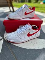 Nike Air Jordan 1 Retro Low OG "White/University Red-White", Kleding | Heren, Schoenen, Ophalen of Verzenden, Zo goed als nieuw