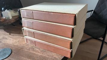 4 mooie  mappen vol met bladen met 4 insteekstroken beschikbaar voor biedingen