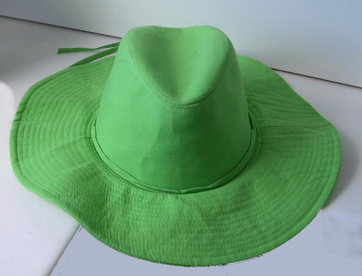 HOED GROEN (Strandhoed) 2 STUKS VAN MOOIE KWALITEIT NIEUW, Kleding | Dames, Hoeden en Petten, Nieuw, Hoed, One size fits all, Ophalen of Verzenden