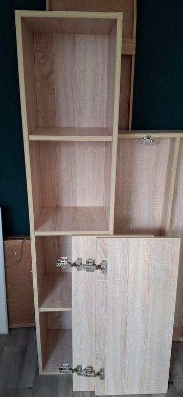Badkamerkast met deuren en planken beschikbaar voor biedingen