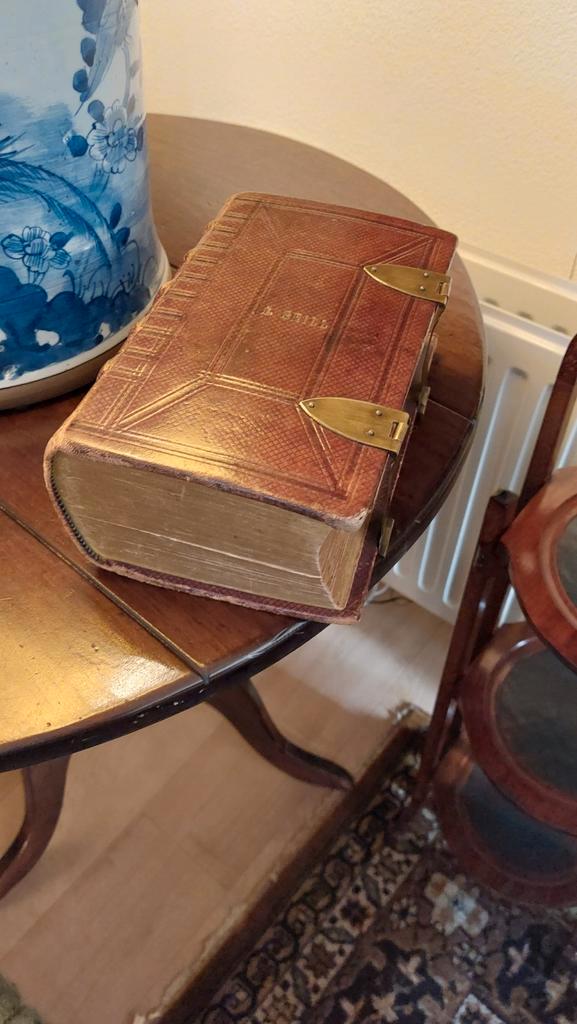 Antieke bijbel met leren omslag en koperen sluiting 10cm dik, Antiek en Kunst, Antiek | Religie, Ophalen of Verzenden