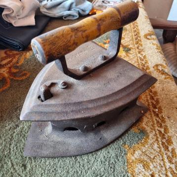 Antiek Strijkijzer met Houten Handvat strijk ijzer strijken beschikbaar voor biedingen