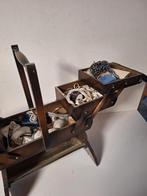 Naaibox € 10,00  (ongeveer 50 jaar oud en helemaal gevuld), Ophalen, Gebruikt
