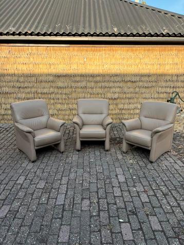 Tijdloze stoelen met leerlook – stevig en elegant beschikbaar voor biedingen