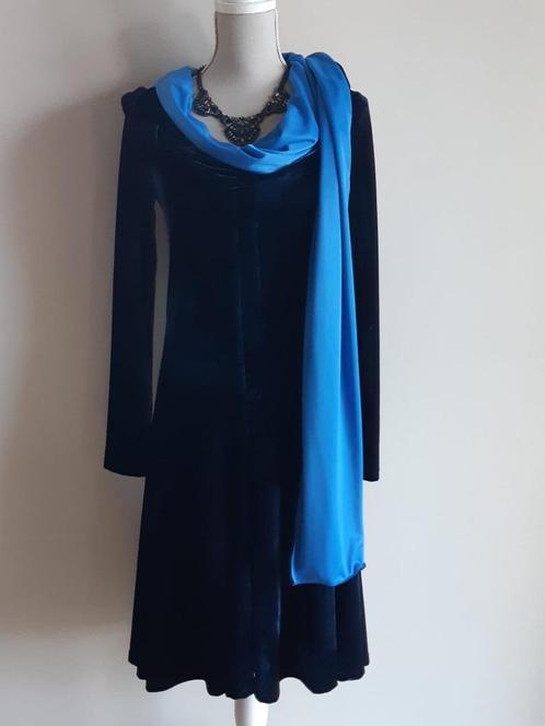 Chique blauw velours avondjurk met stola, Kleding | Dames, Jurken, Nieuw, Maat 38/40 (M), Blauw, Onder de knie, Verzenden