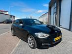 BMW 1-Serie 116i 136PK 5D 2015 Zwart M pakket, Auto's, 1-Serie, 65 €/maand, Zwart, 4 cilinders