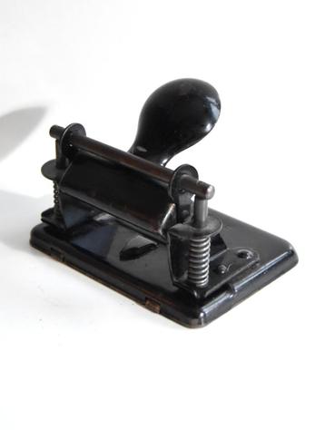 Antieke, D.R.G.M. perforator Soennecken in prima staat beschikbaar voor biedingen
