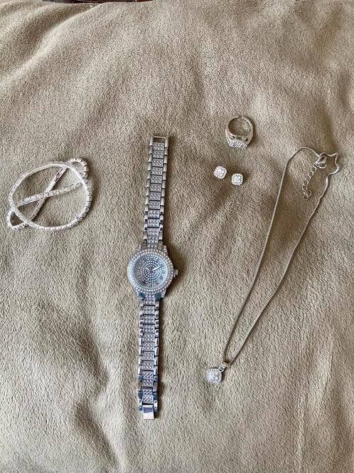 Zilverkleurige sieradenset met strass, Sieraden, Tassen en Uiterlijk, Kettingen, Nieuw, Zilver, Met strass, Ophalen of Verzenden